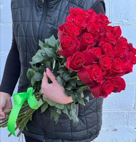 "Севилья"- букет из красных роз с доставкой по городу по Оренбургу